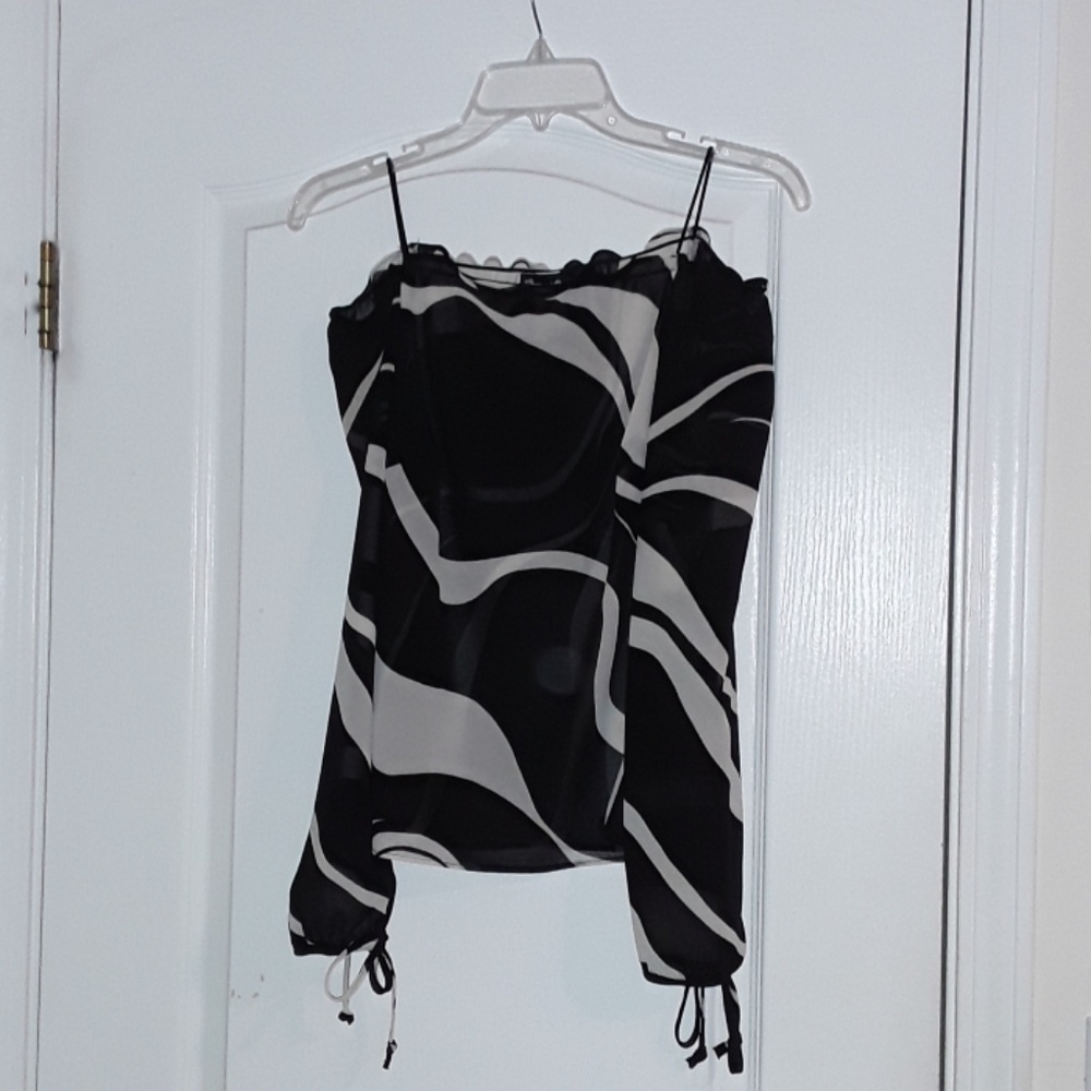 Black/White off shoulder blouse Size Lg